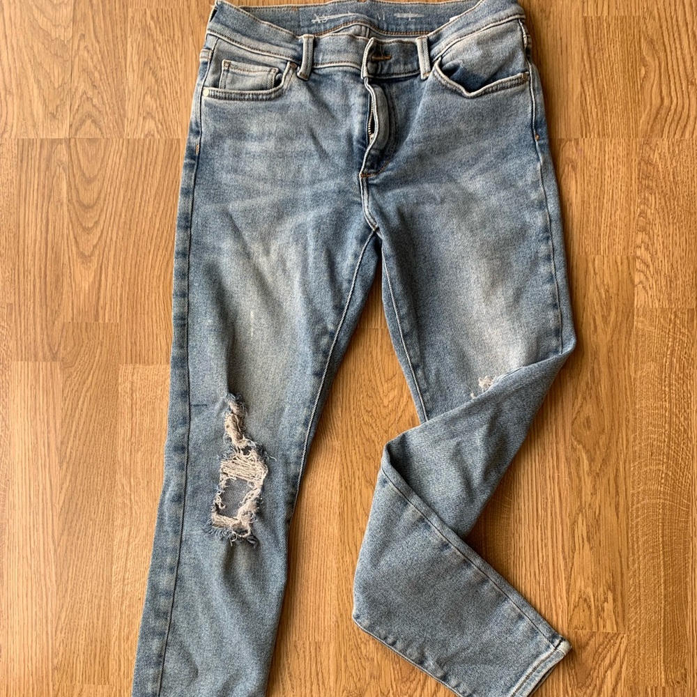 RIPPED JEANS